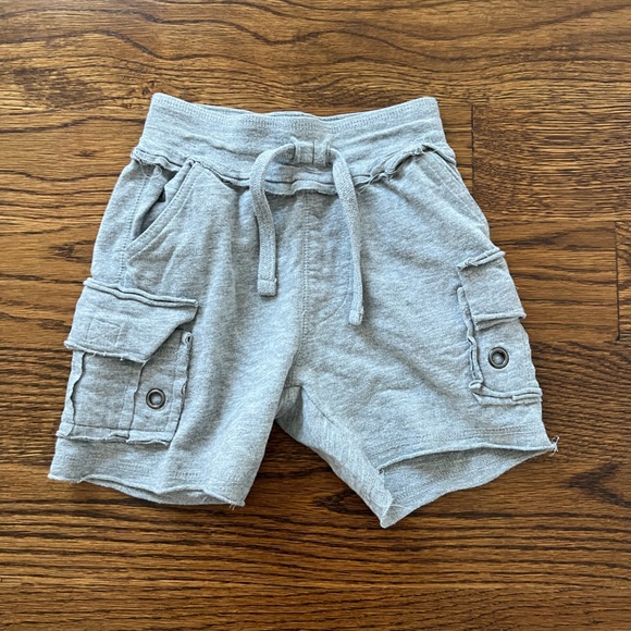 Mish Mish boys grey cargo shorts - size 2 - Picture 2 of 2